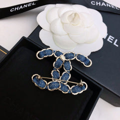 DOUBLE C BROOCH IN GOLD METAL WITH BLUE DENIM THREADED CHAIN