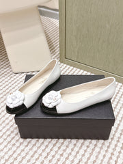 CHANEL 25S BALLET FLAT ROUND TOE IN WHITE AND BLACK SHEEPSKIN WITH CAMELLIA