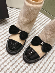 CHANEL 25S ANKLE BOOTS IN BEIGE SHEARLING LAMBSKIN AND BLACK PATENT CALFSKIN