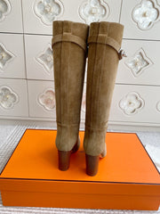 HM 25S TALL BOOTS 90 MM IN WARM BEIGE GOLD SUEDE