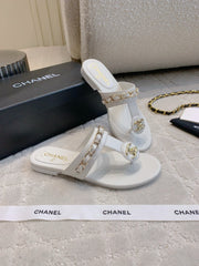 CC THONG SLIPPERS IN WHITE LAMBSKIN MIX CHAIN