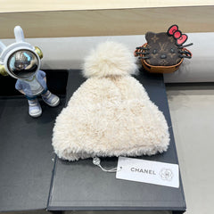 BEANIE HAT IN WHITE CREAM SOLF FLEECE 419711