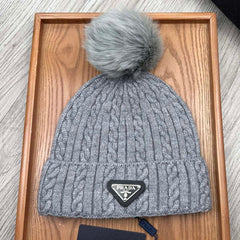 BEANIE HAT IN DOVE GRAY WOOL 352363