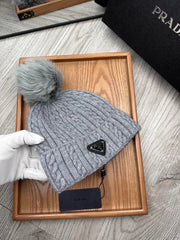 BEANIE HAT IN DOVE GRAY WOOL 352363