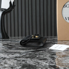 BOTTEGA VENETA 25S ANDIAMO POUCH 19 IN BLACK CALFSKIN GOLD HARDWARE