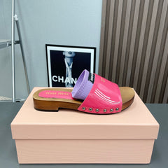 SLIPPERS IN PINK GLOSSY CALFSKIN WITH PURPLE HALF-FOOT SOCKS