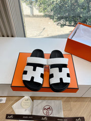 CHYPRE SANDAL IN WHITE SHINY GRAINED CALFSKIN