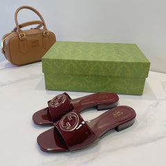 SLIDE SANDALS IN WINE RED GLOSSY SHEEPSKIN ENAMELLED ROUND INTERLOCKING G