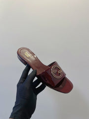 SLIDE SANDALS IN WINE RED GLOSSY SHEEPSKIN ENAMELLED ROUND INTERLOCKING G