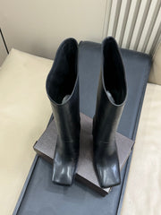 ALAIA 25S KNEE-HIGH SQUARE-TOE BOOTS IN BLACK CALFSKIN