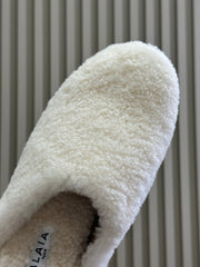ALAIA 25S SHEARLING COZY SLIPPERS IN WHITE