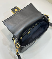 BAGUETTE 27 IN BLACK SMOOTH CALFSKIN GOLD HARDWARE