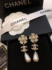 SUNFLOWER DOUBLE C EARRINGS IN GOLD METAL OVAL WHITE PEARLS AND CRYSTAL LOGO