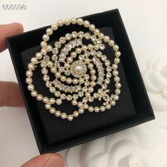 HOLIDAY SNOWFLAKE BROOCH IN WHITE PEARL AND CRYSTAL