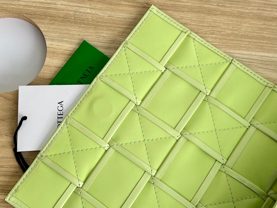 SMALL CASSETTE 23 IN PINE GLADE CALFSKIN