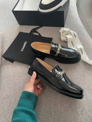 MOCCASINS IN BLACK CALFSKIN GOLD METAL LOGO