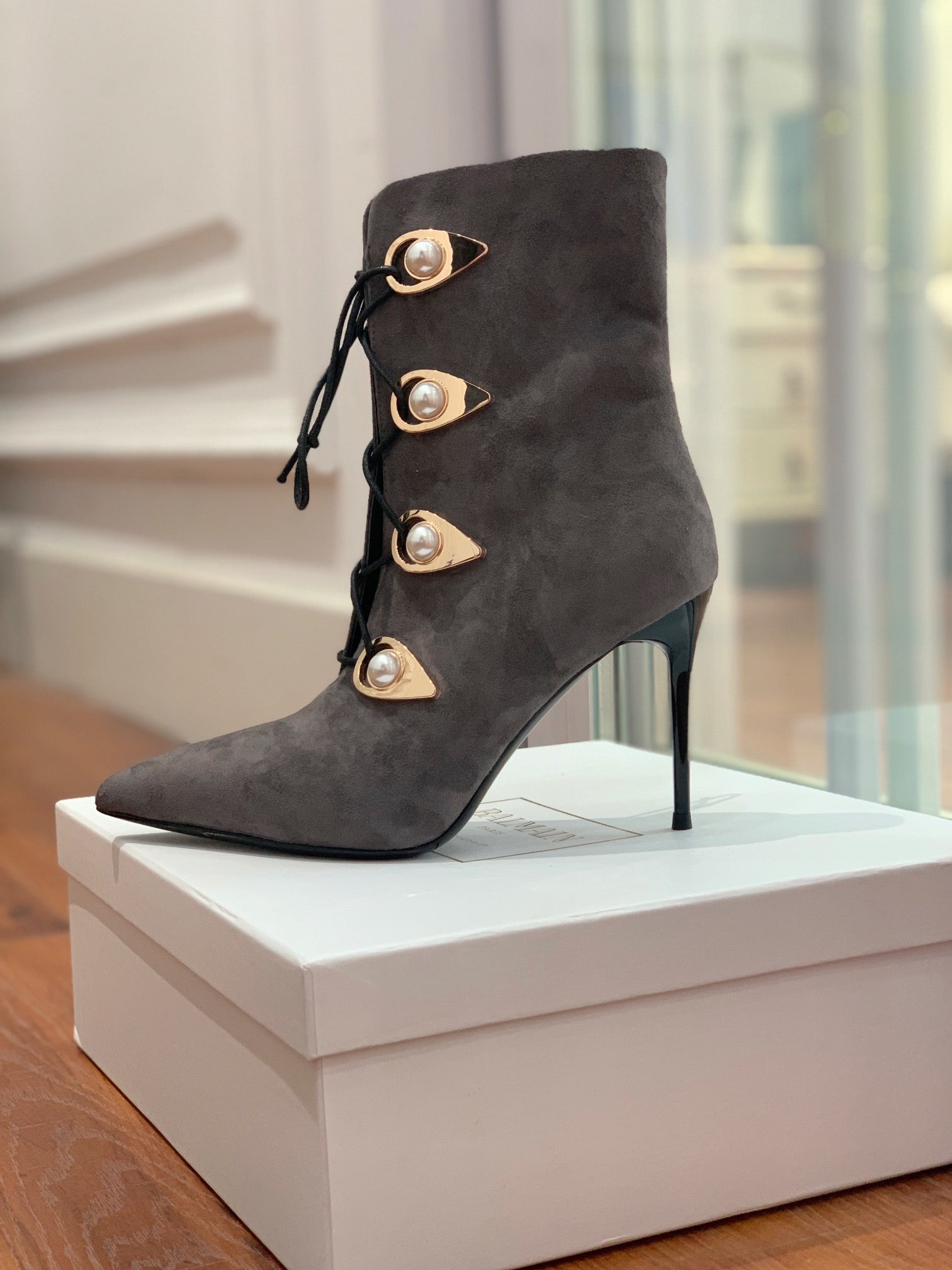 BALMAIN 26S BOOT 95 MM IN CHARCOAL GREY SUEDE PEARL BUTTON