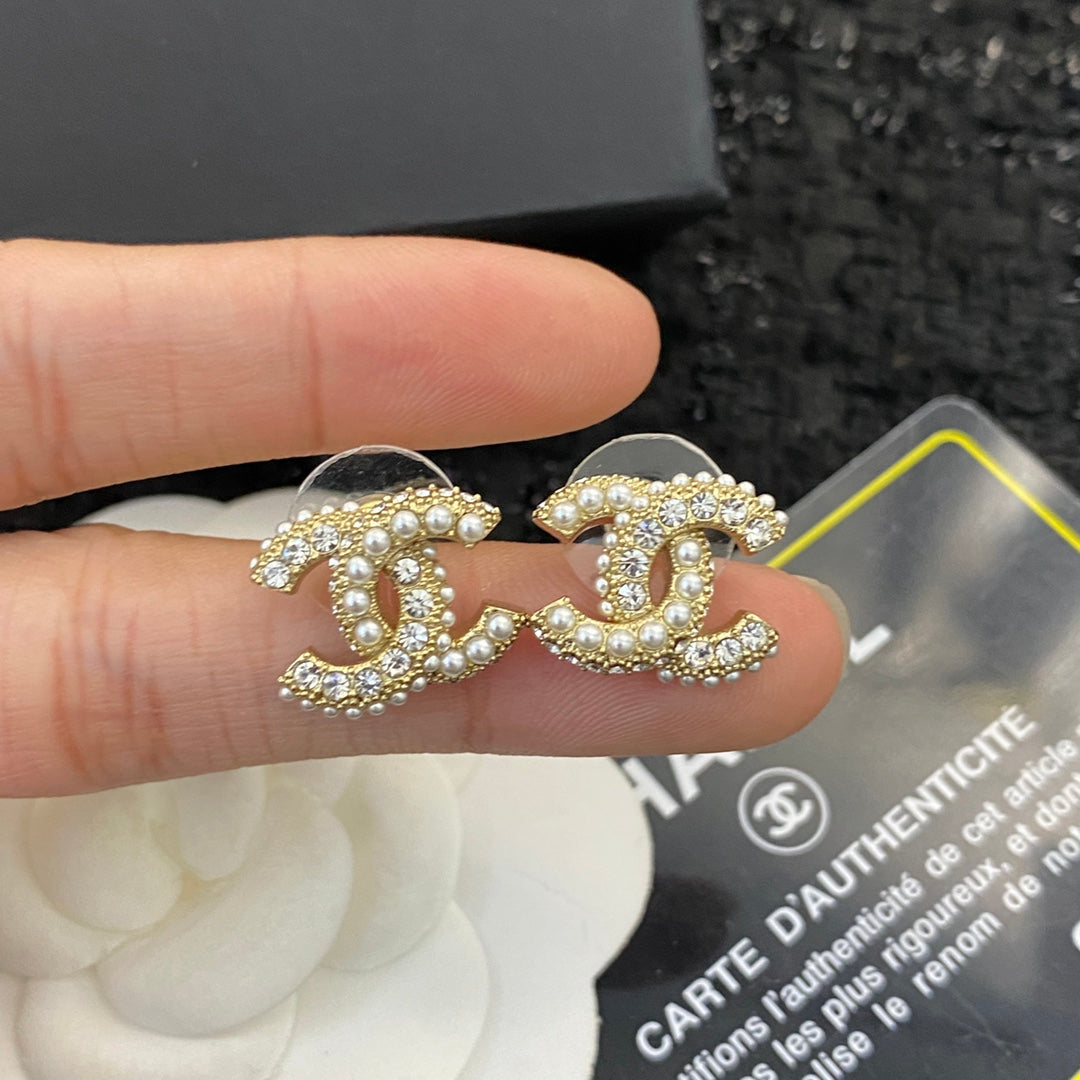 CHANEL 26S DOUBLE C LOGO PEARL & PAVE CRYSTAL STUD EARRINGS IN GOLD METAL 633340