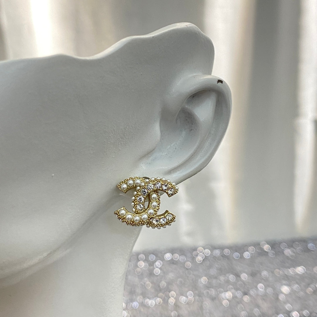 CHANEL 26S DOUBLE C LOGO PEARL & PAVE CRYSTAL STUD EARRINGS IN GOLD METAL 633340