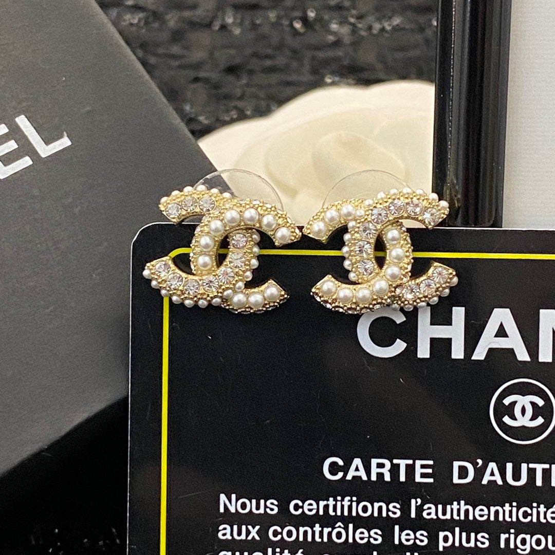 CHANEL 26S DOUBLE C LOGO PEARL & PAVE CRYSTAL STUD EARRINGS IN GOLD METAL 633340