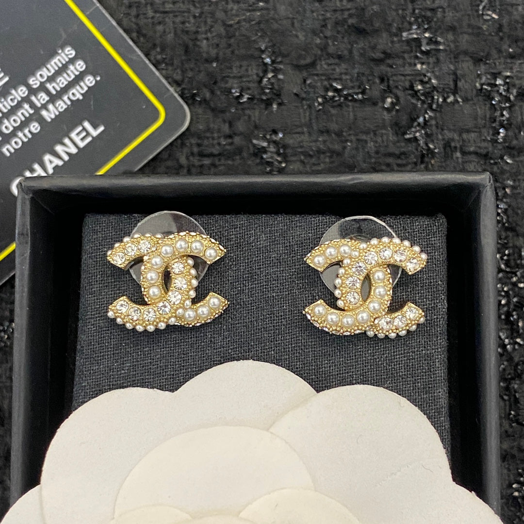 CHANEL 26S DOUBLE C LOGO PEARL & PAVE CRYSTAL STUD EARRINGS IN GOLD METAL 633340