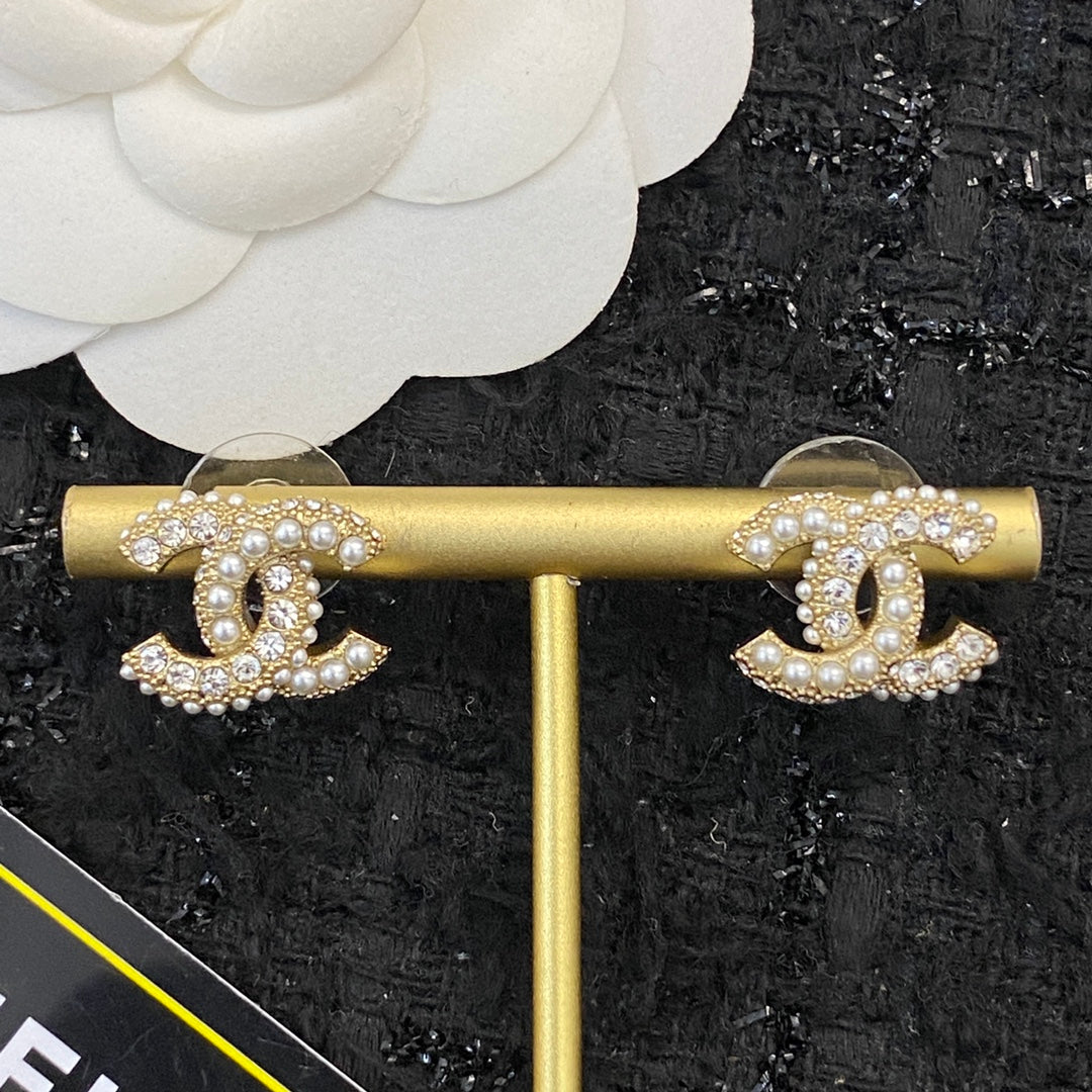 CHANEL 26S DOUBLE C LOGO PEARL & PAVE CRYSTAL STUD EARRINGS IN GOLD METAL 633340
