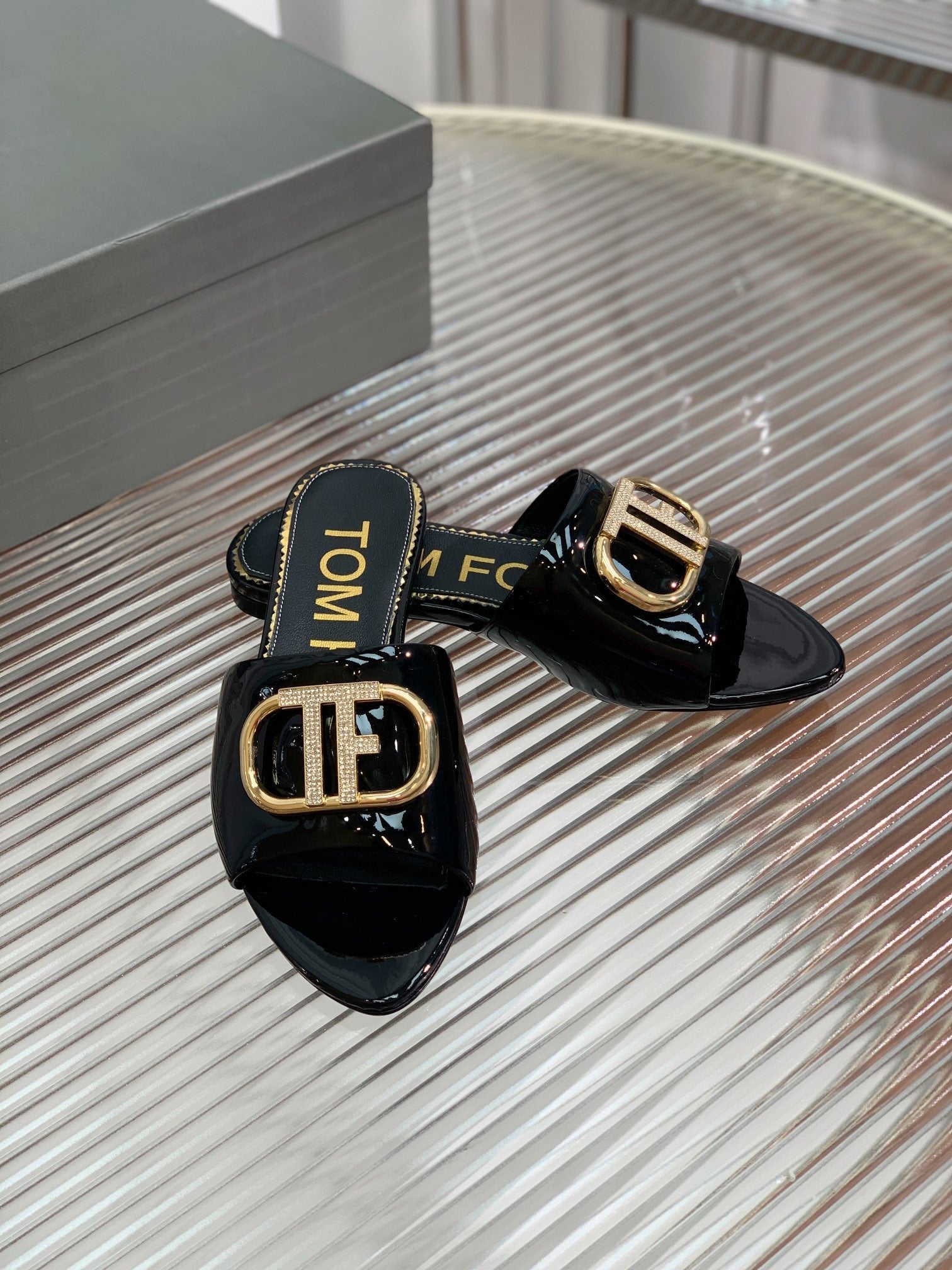 FLAT SLIDE IN BLACK METALLIC CALFSKIN