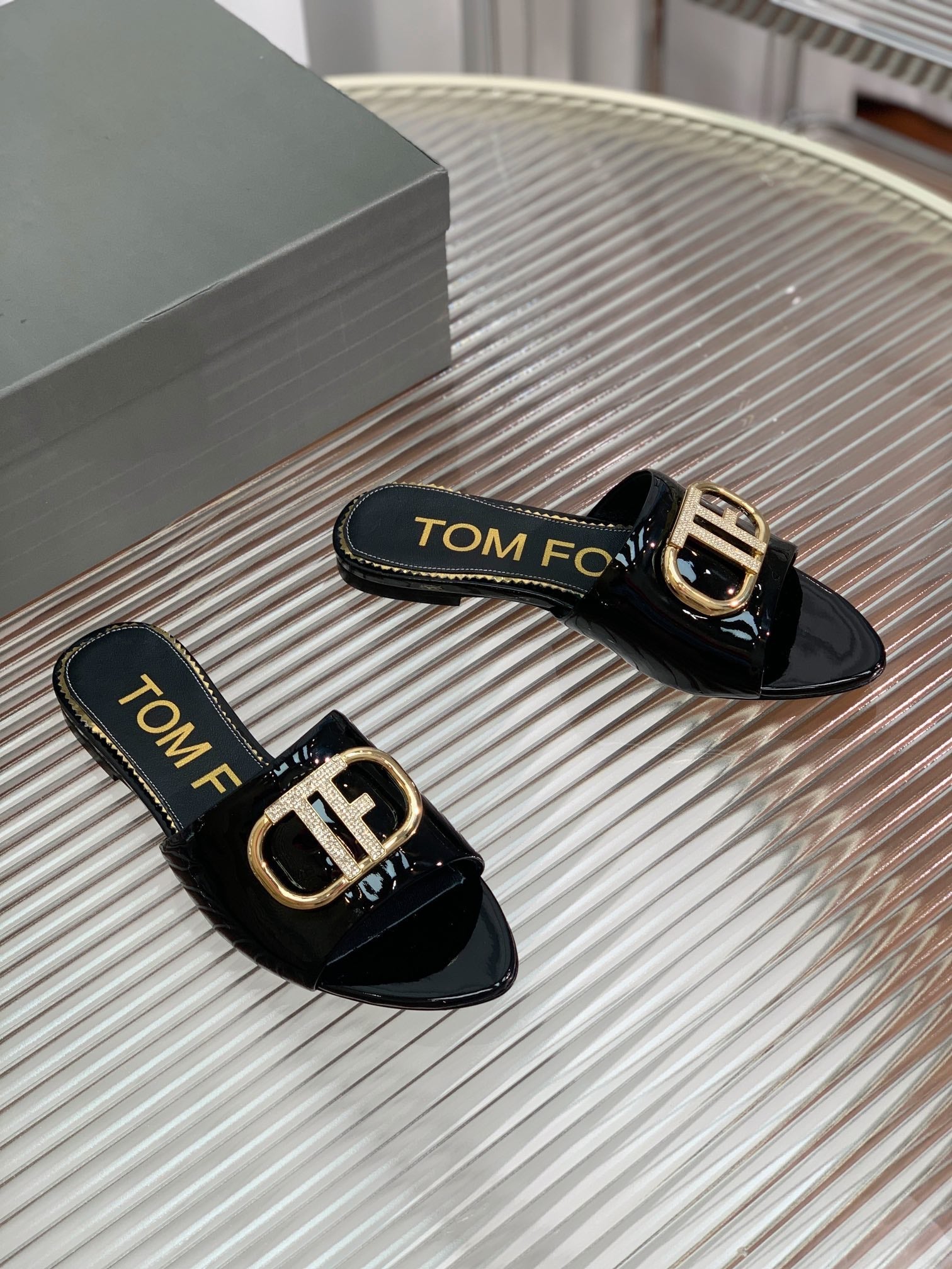 FLAT SLIDE IN BLACK METALLIC CALFSKIN