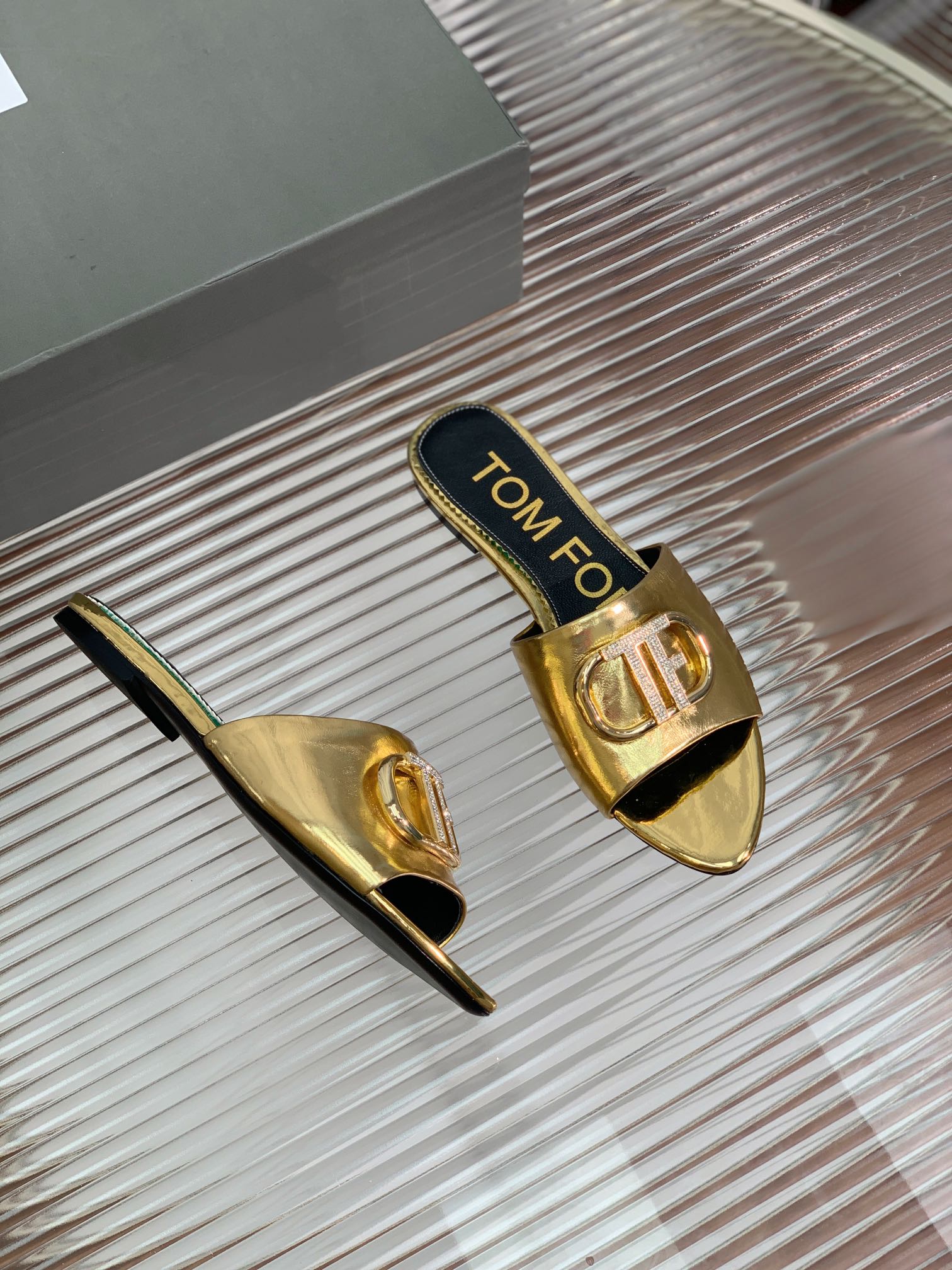 FLAT SLIDE IN GOLD METALLIC CALFSKIN