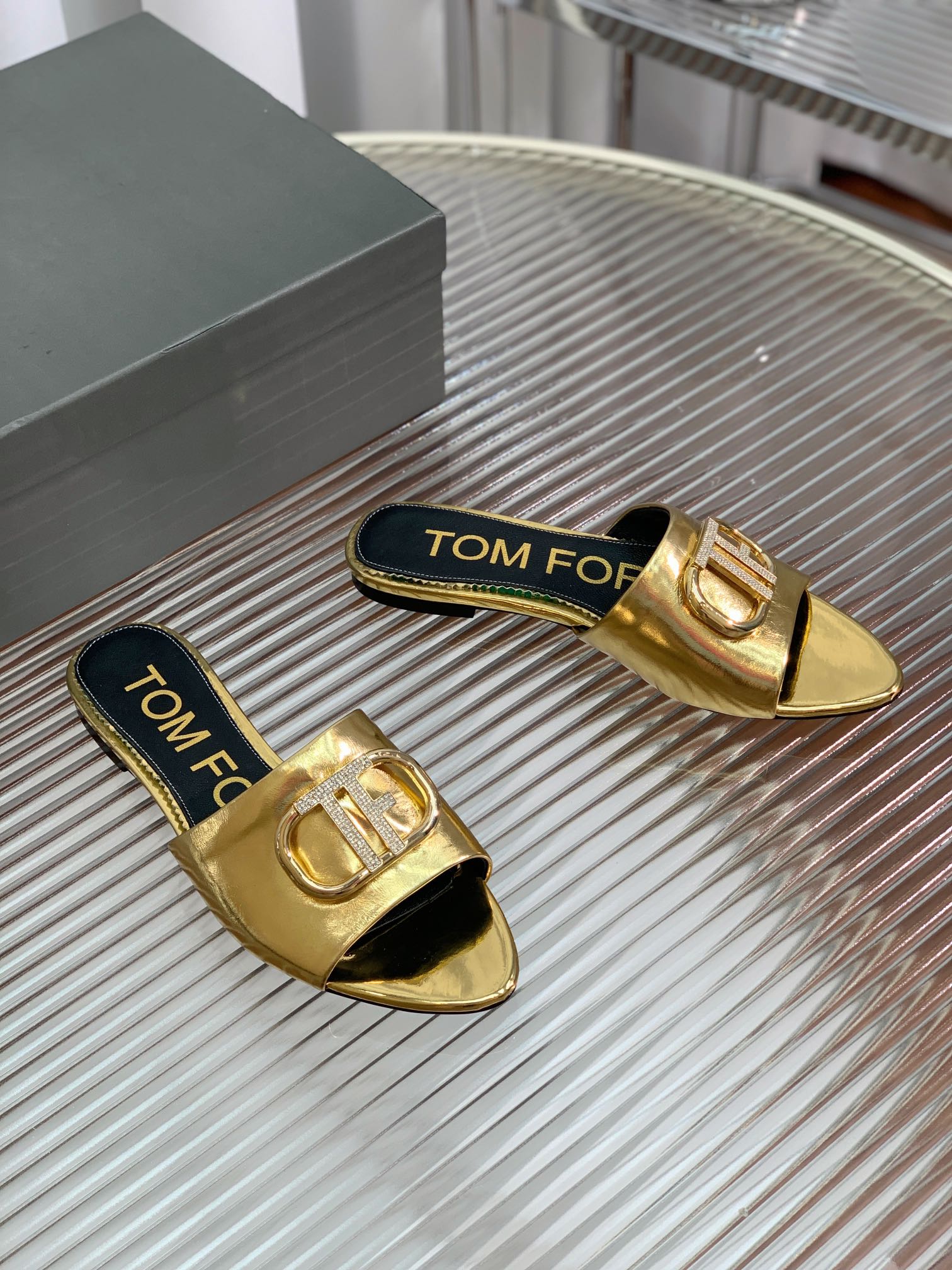 FLAT SLIDE IN GOLD METALLIC CALFSKIN