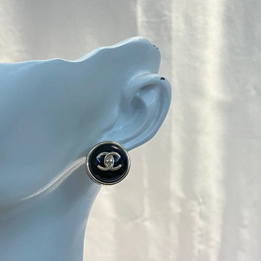 CHANEL 26S DOUBLE C LOGO ROUND WHITE RESIN STUD EARRINGS IN GOLD METAL 633347