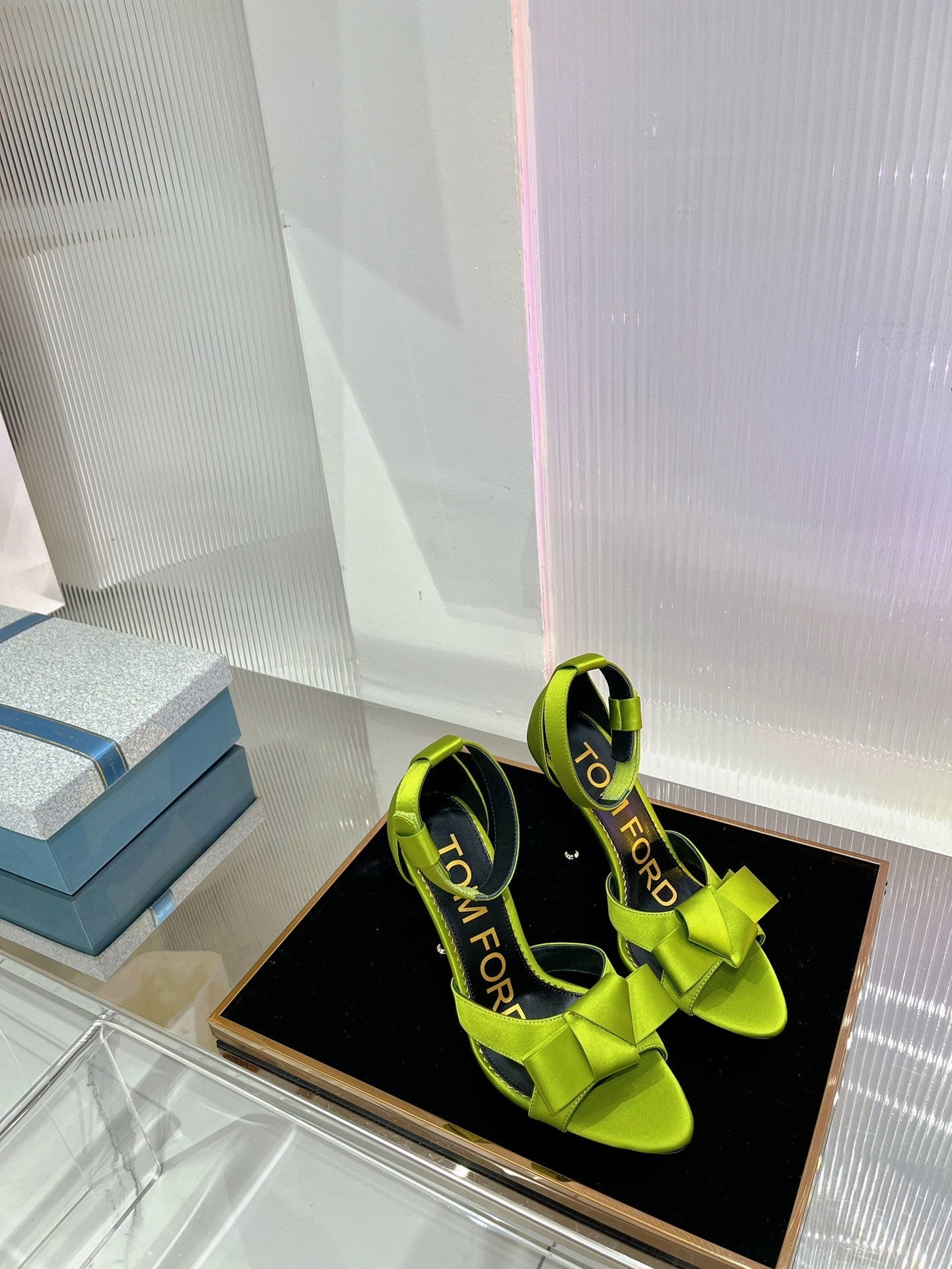 HIGH HEELS 11 CM IN PEAR GREEN PURE SILK AND LAMBSKIN