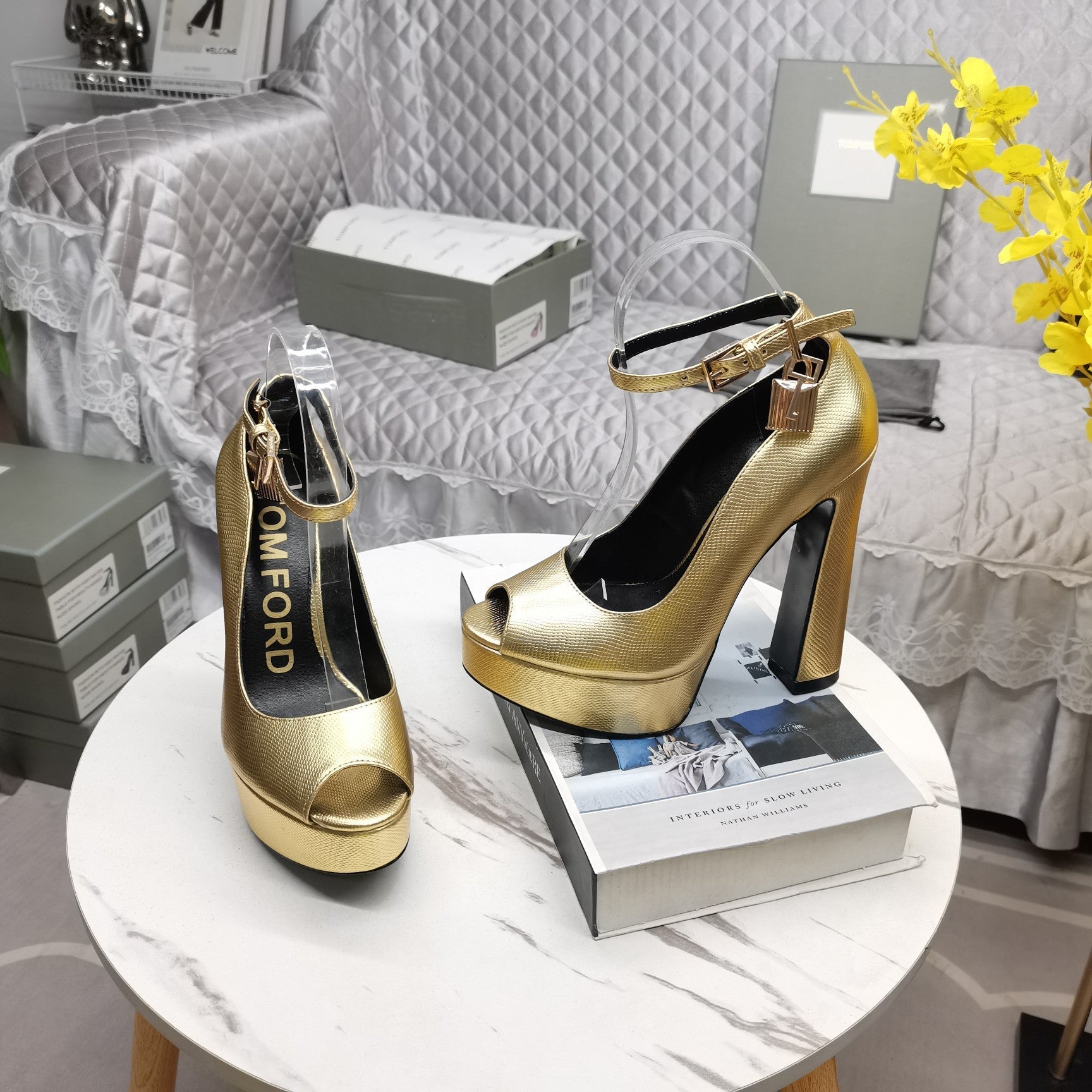 PADLOCK PLATFORM PEEP TOE PUMP 14 CM IN GOLD GRAINED CALFSKIN