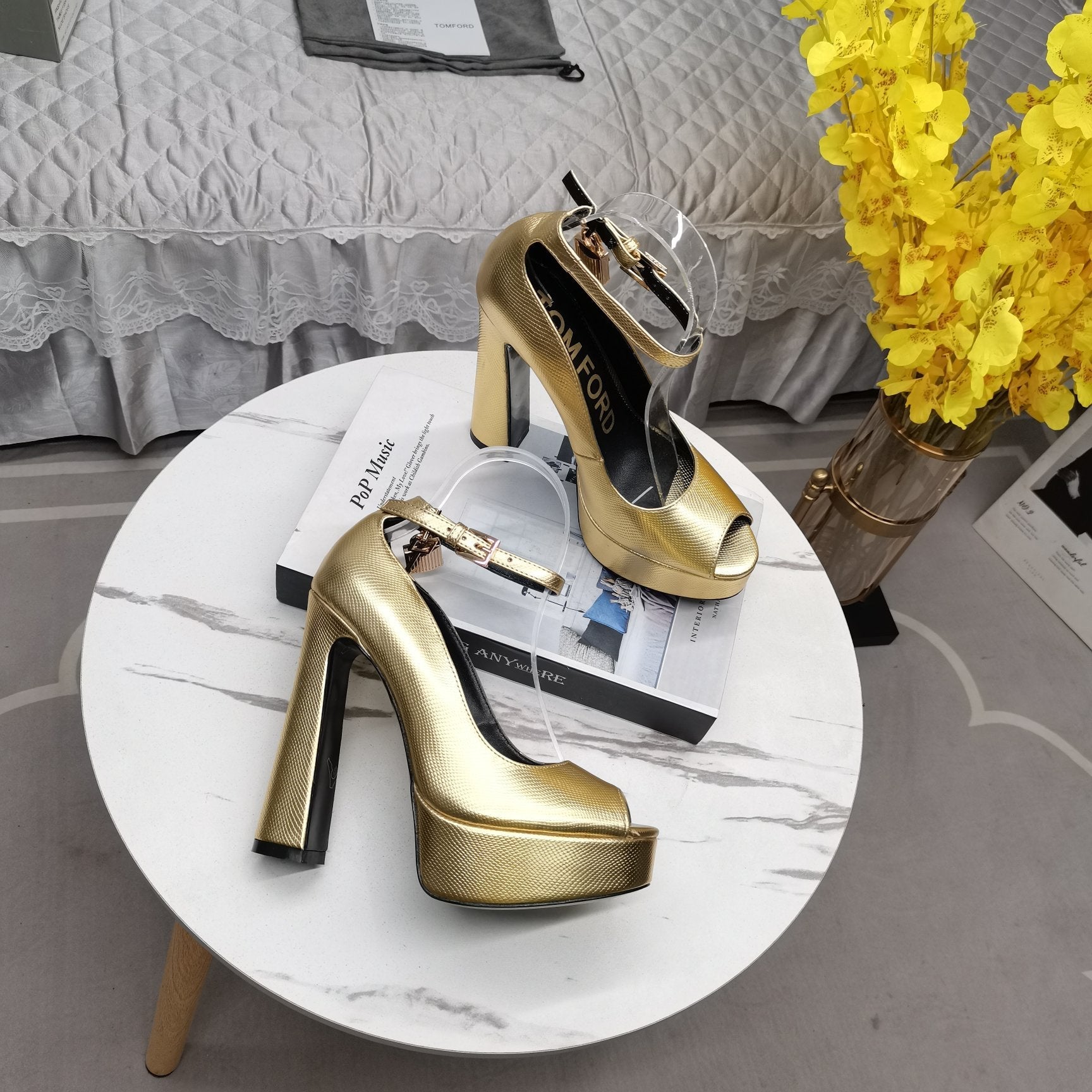 PADLOCK PLATFORM PEEP TOE PUMP 14 CM IN GOLD GRAINED CALFSKIN