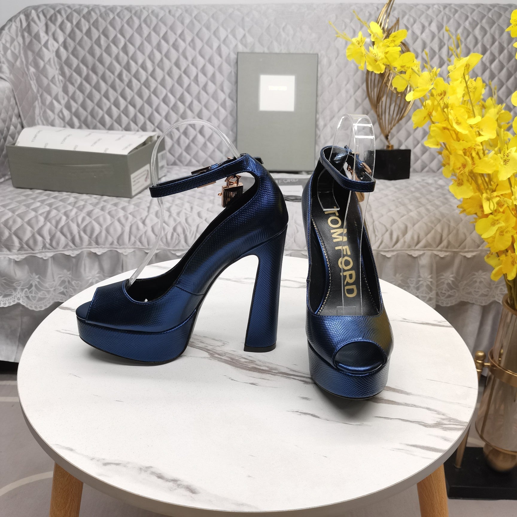 PADLOCK PLATFORM PEEP TOE PUMP 14 CM IN NAVY BLUE GRAINED CALFSKIN