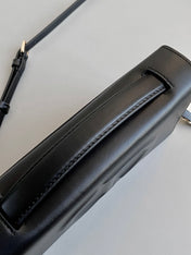 SIGNATURE CHAIN BAG 21 IN BLACK CALFSKIN