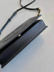 SIGNATURE CHAIN BAG 21 IN BLACK CALFSKIN