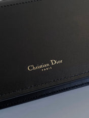 SIGNATURE CHAIN BAG 21 IN BLACK CALFSKIN