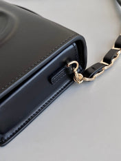 SIGNATURE CHAIN BAG 21 IN BLACK CALFSKIN