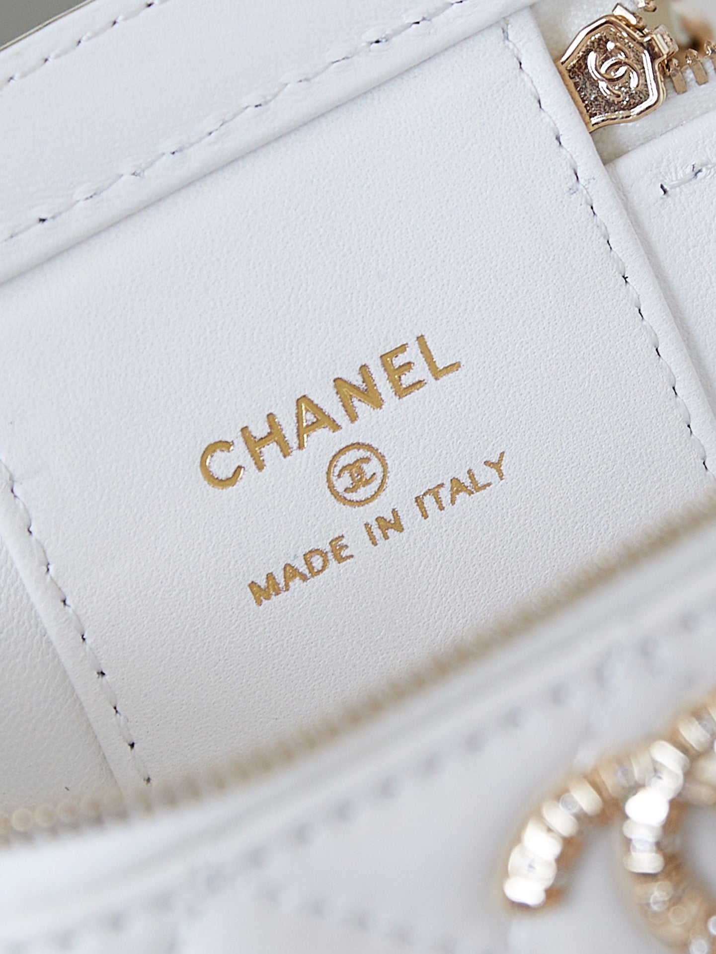 CHANEL 25S MINI VANITY BAG 11 CM IN WHITE LAMBSKIN WITH CRYSTAL-EMBELLISHED CC LOGO