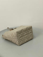 MEDIUM TOUJOURS BUCKET BAG 22 IN BEIGE CANNAGE CALFSKIN