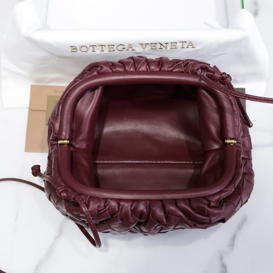 INTRECCIATO POUCH 22 IN BURGUNDY LAMBSKIN