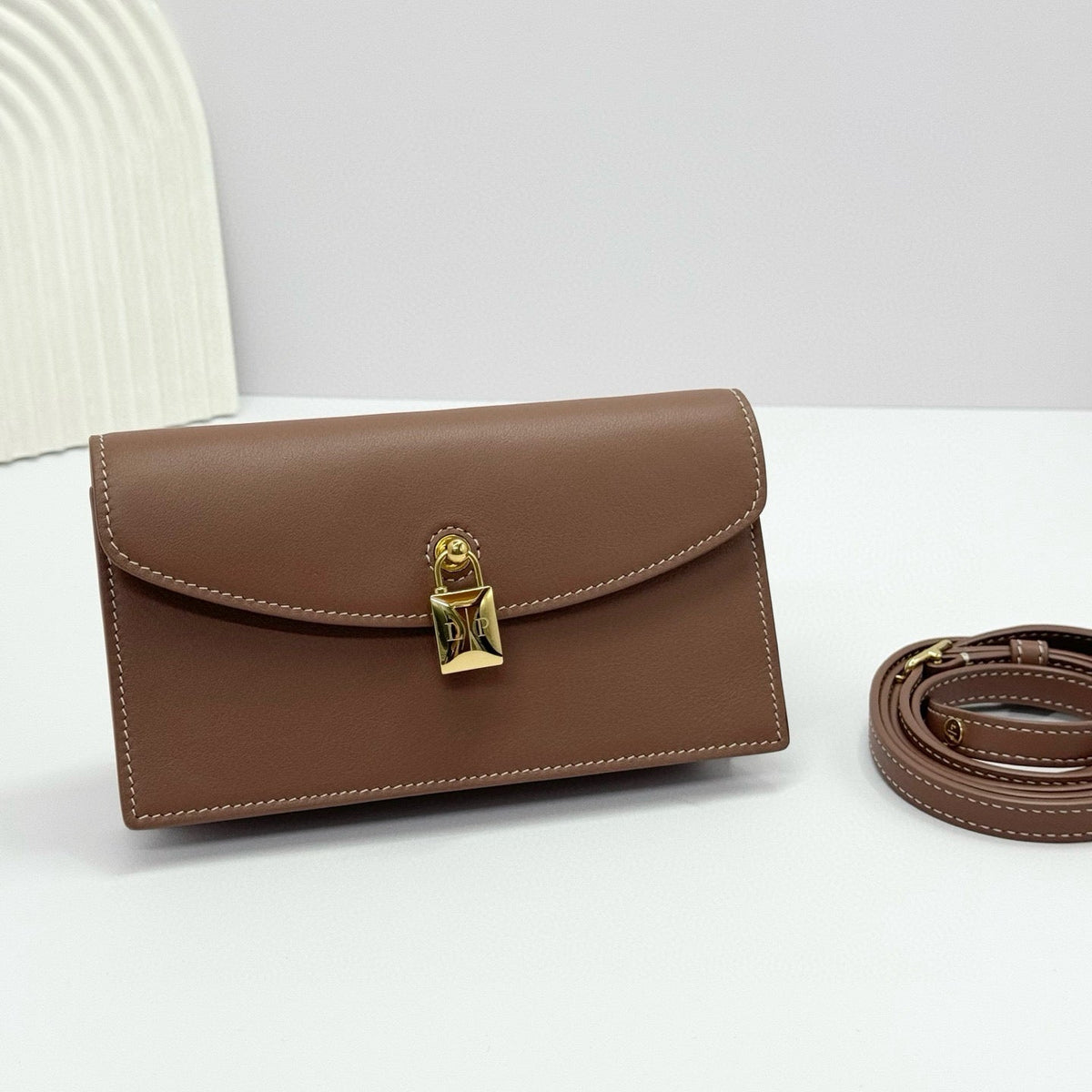 EXTRA POCHETTE 18 IN CARAMEL SUGAR CALFSKIN GOLD HARDWARE