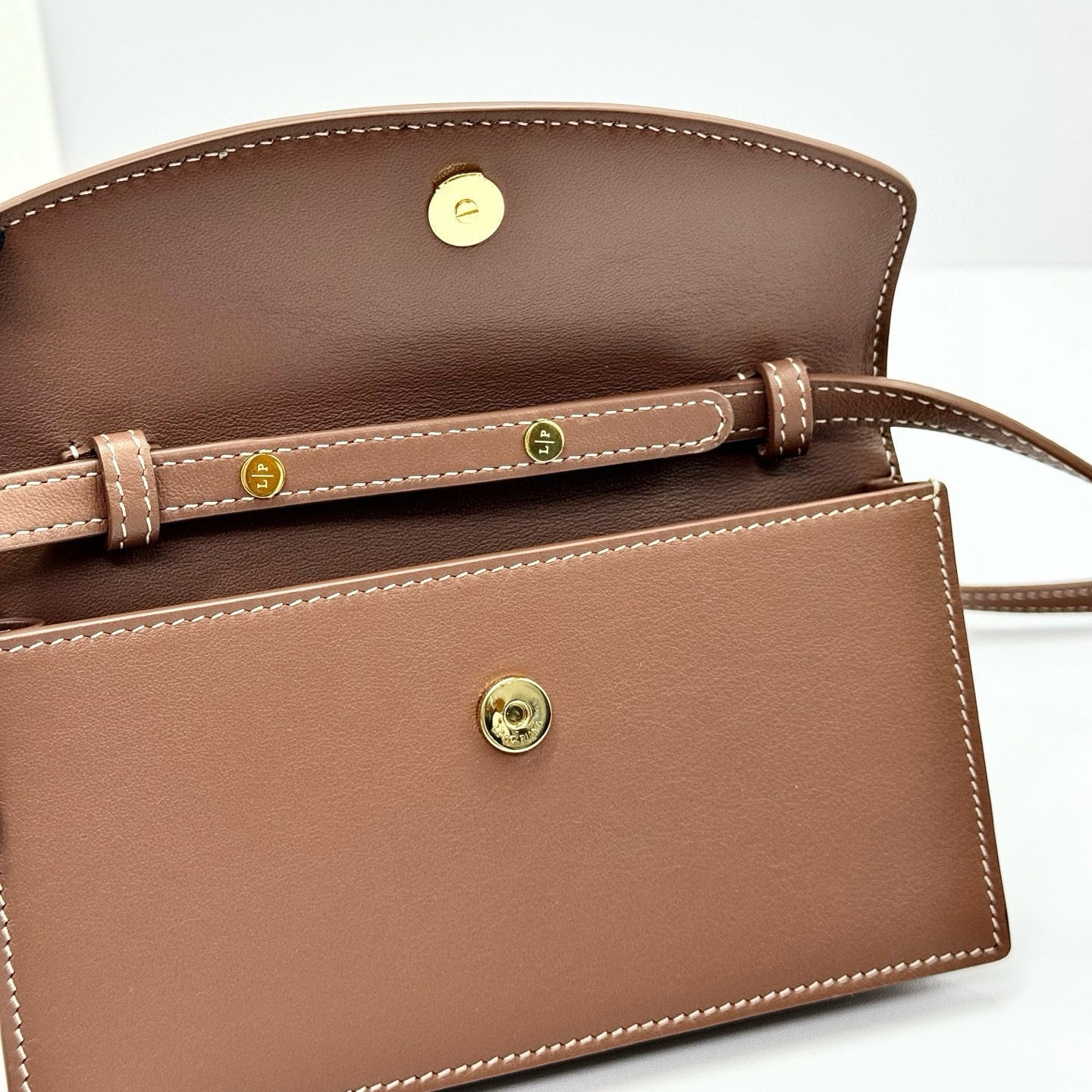 EXTRA POCHETTE 18 IN CARAMEL SUGAR CALFSKIN GOLD HARDWARE