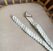 PRA TRIANGLE BELT IN WHITE BRAIDED LEATHER WITH ENAMEL LOGO BUCKLE