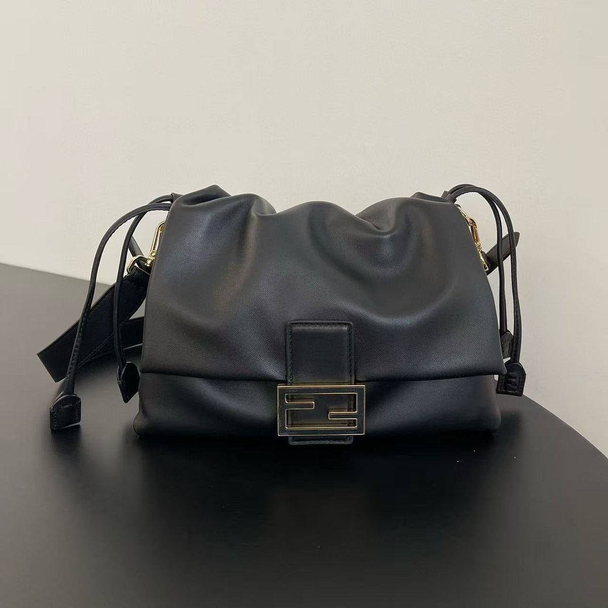 FF MAMMA BAGUETTE 16 IN BLACK CALFSKIN