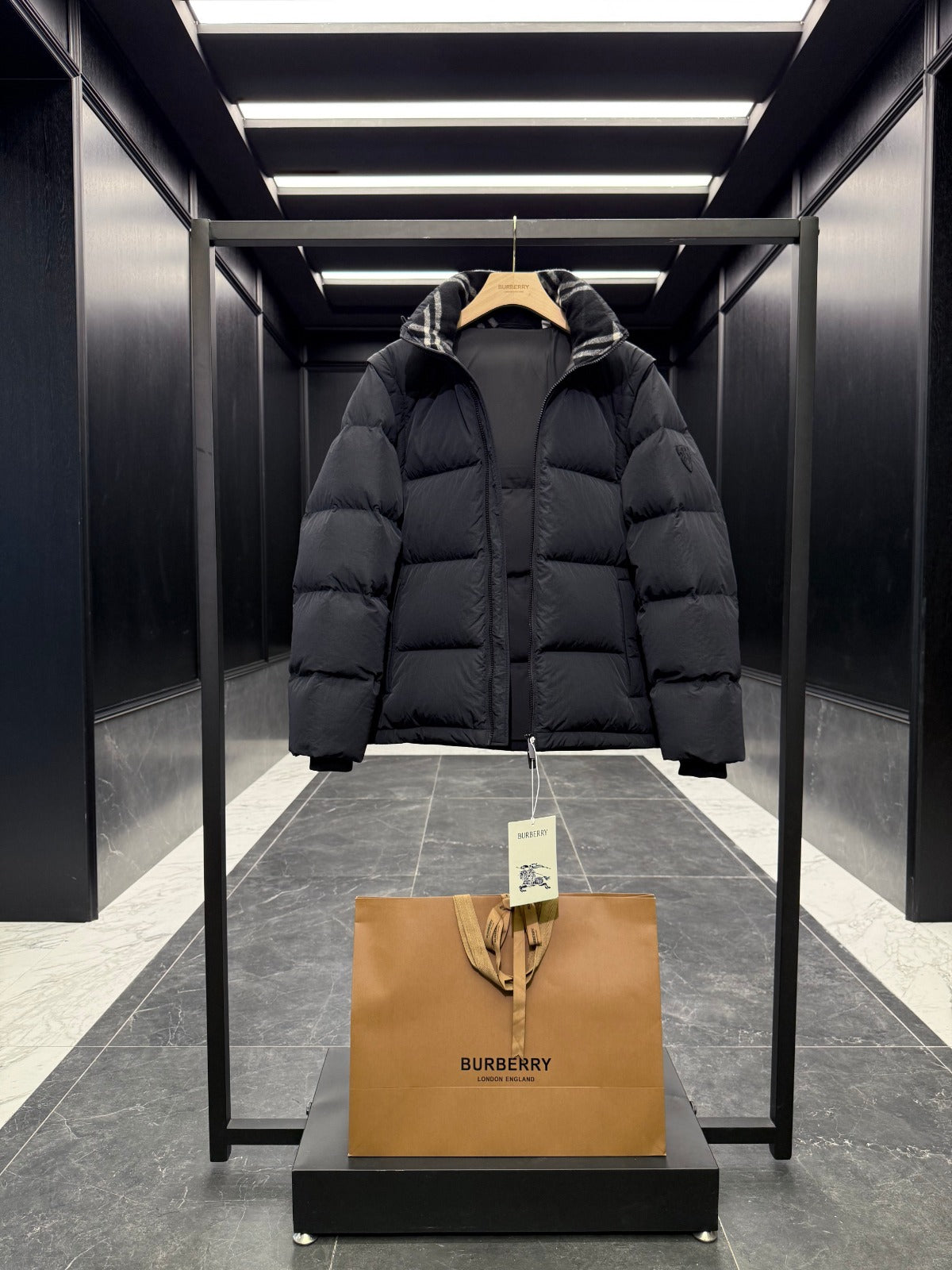 BURBERRY PUFFER JACKET IN BLACK STYLE 32565