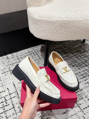 VLTN LOAFER 25S IN CREAM WHITE CALFSKIN WITH GOLD HARDWARE