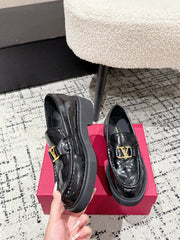 VLTN LOAFER 25S IN BLACK CALFSKIN WITH GOLD HARDWARE