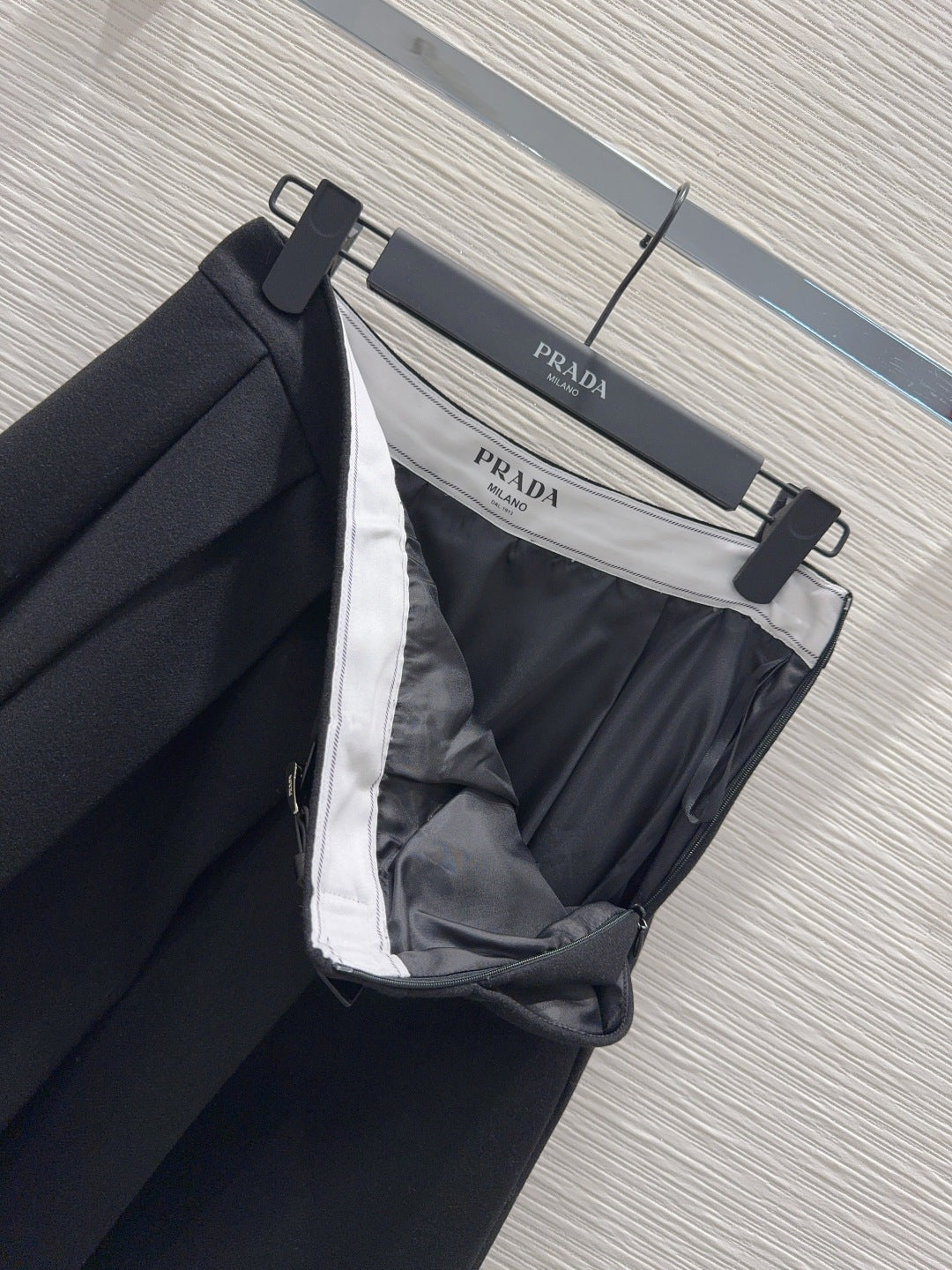 PRADA 25S LONG PLEATED SKIRT 211
